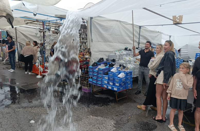 Manavgat’ta turistlerin pazar keyfini yağmur bile bozamadı