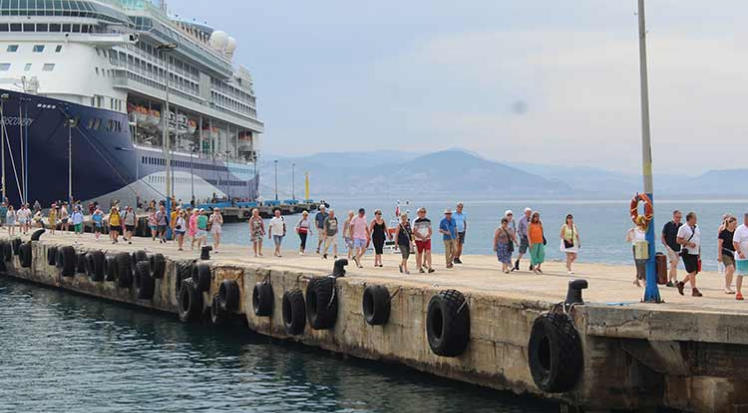 İlk yolcu gemisi Alanya'ya demir attı