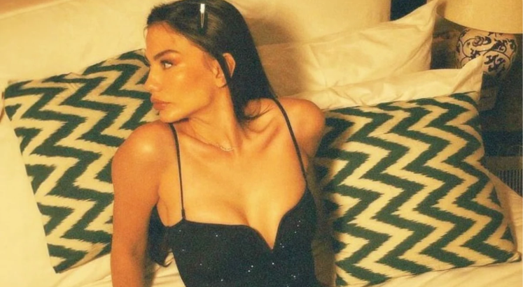 Demet Özdemir’den yatak pozu