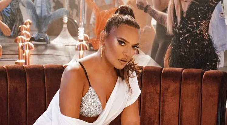 Demet Akalın’ın bikinili pozları olay oldu