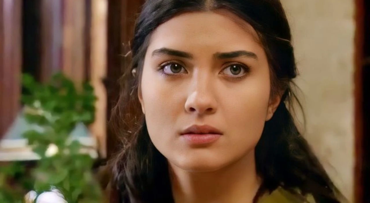 Tuba Büyüküstün'un davet tarzı: Sütyen giymedi