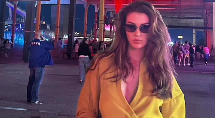 Burcu Özberk'ten mini etekli şov
