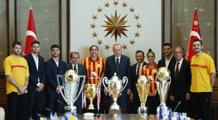 Cumhurbaşkanı Erdoğan Galatasaray heyetini kabul etti