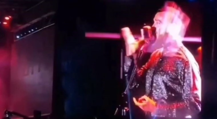 Van’da Cem Adrian’a pet şişe fırlattılar