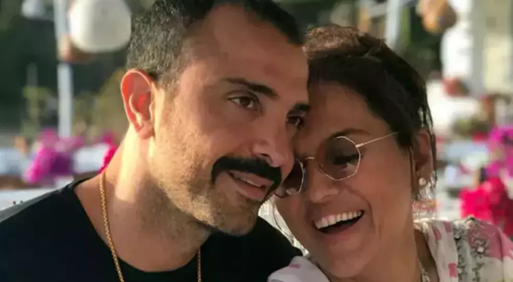 Demet Akalın'ın eşi Okan Kurt'un saçlarını boyattı