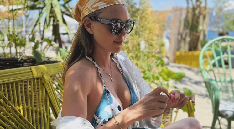 Aslı Enver'den bikinili pozlar