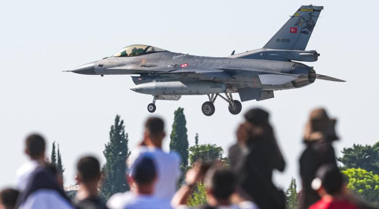 Alper Gezeravcı F-16 ile nefesleri kesti