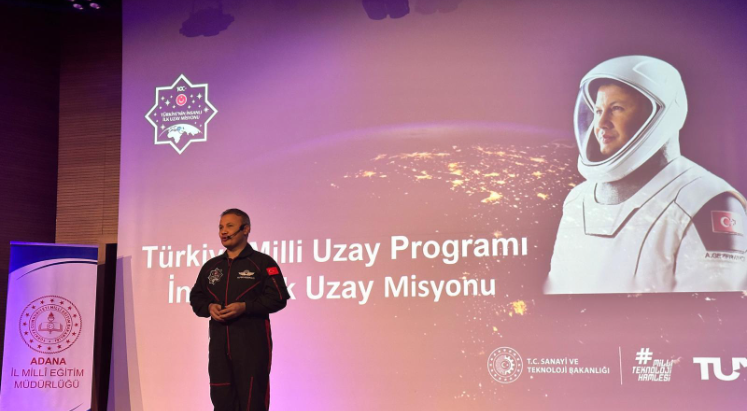 Astronot Alper Gezeravcı, Adana'da okul yöneticileriyle söyleşi yaptı