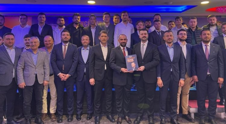 AK Gençlik Serik’te bayrak değişimi