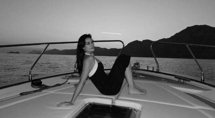 Oyuncu Esra Bilgiç ve sevgilisi Faruk Sabancı’nın aşk pozları