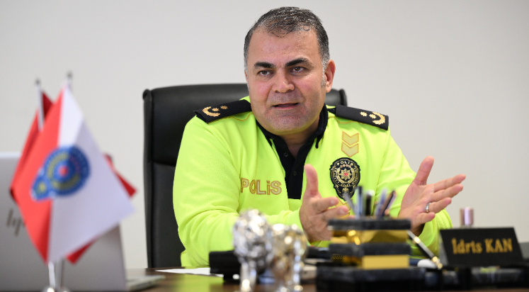 Enkazdan ailesini kurtaran Emniyet Müdürü: trafikte canlar ölmesin