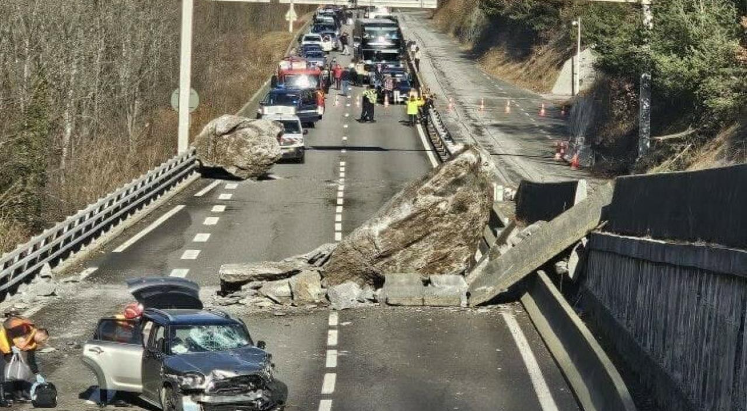 Fransa'da kayalar yola düştü