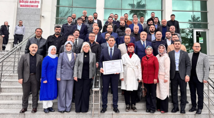 Başkan Çetin mazbatasını aldı