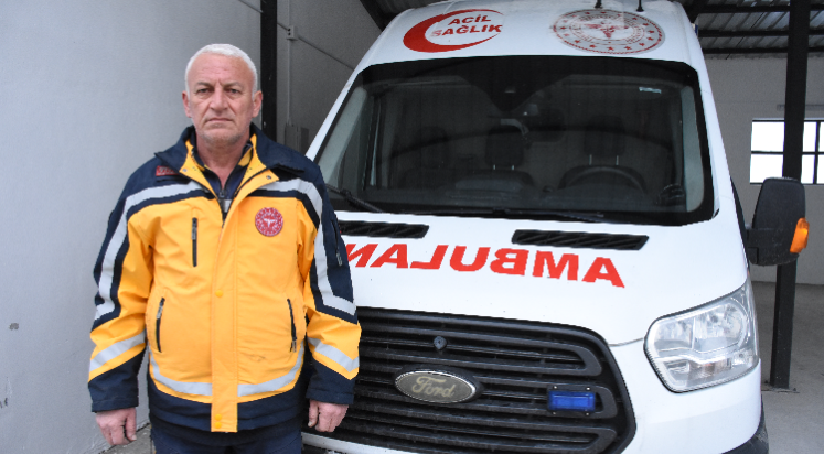 Depremzede Hasan usta 31 yıldır ambulanslara gözü gibi bakıyor