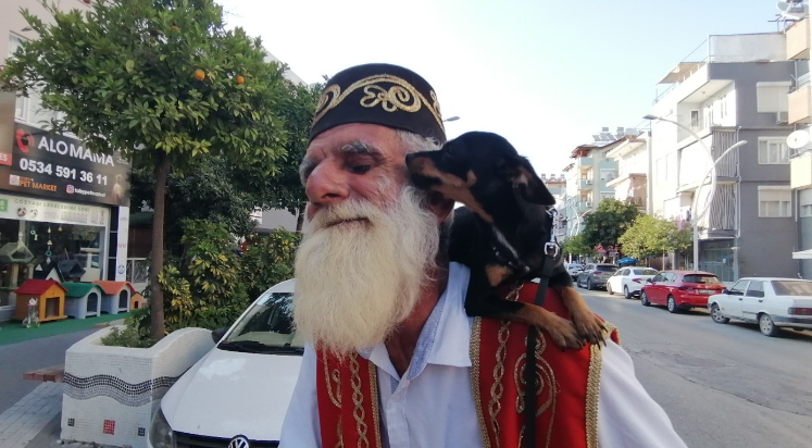 Yıllardır taşıdığı köpeğini indirdi, pişman oldu