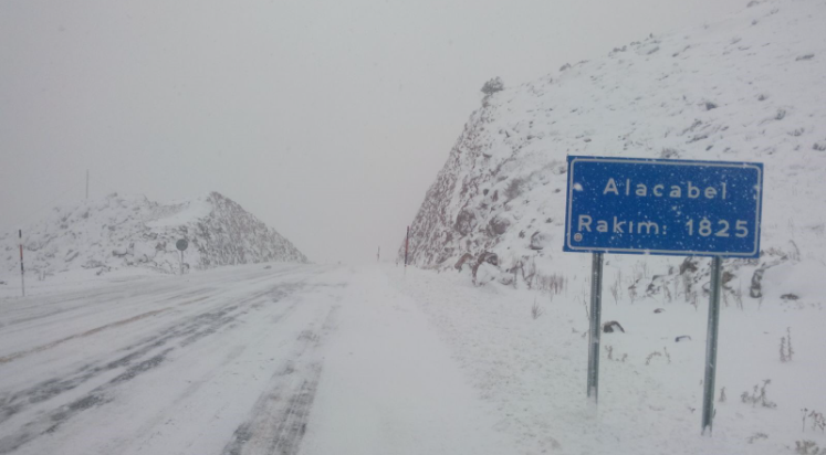 Antalya - Konya karayolunda ekiplerin kar yağışı mesaisi
