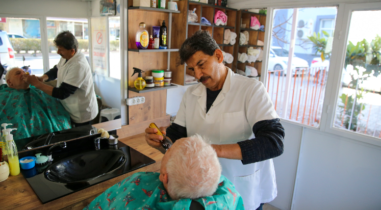 Finikeli berber 62 yıldır mesleğini sürdürüyor