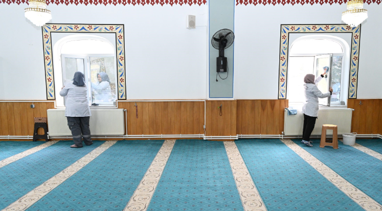 Isparta'da camilerde Ramazan temizliği