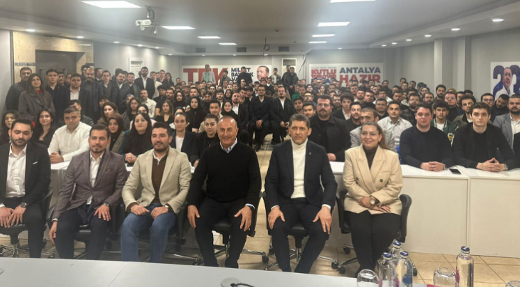 Çavuşoğlu tecrübelerini Antalyalı gençlere anlattı