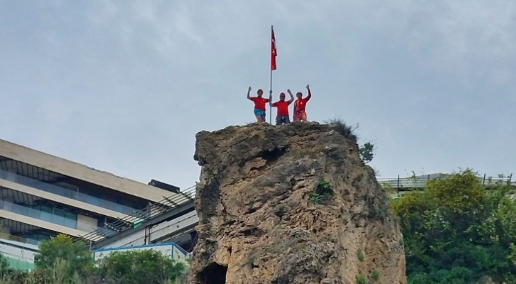 Papaz Kayası’nda  bayrak seferberliği