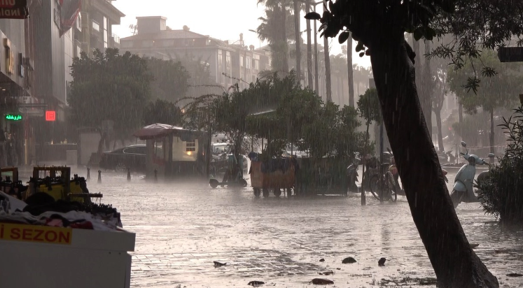 Alanya'da yağış etkili oldu