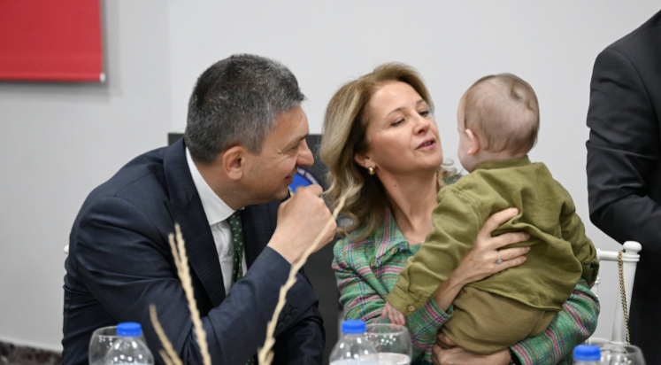 Vali Şahin ve eşi, koruyucu ailelerle iftar sofrasını paylaştı