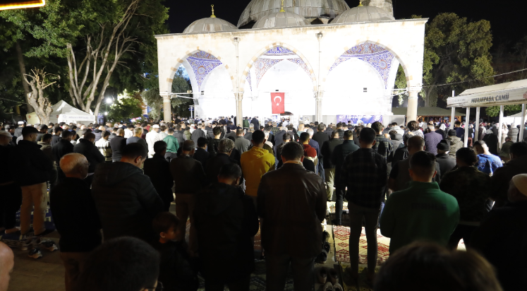 Antalya'da Kadir Gecesi'nde camiler doldu