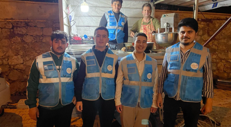 AK Parti Kaş İlçe Gençlik Kollarından lokma dağıtımı