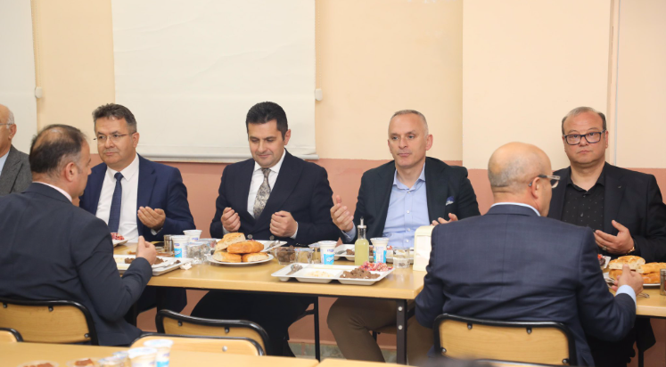 İftar sofasında öğrencilerle bir araya geldiler