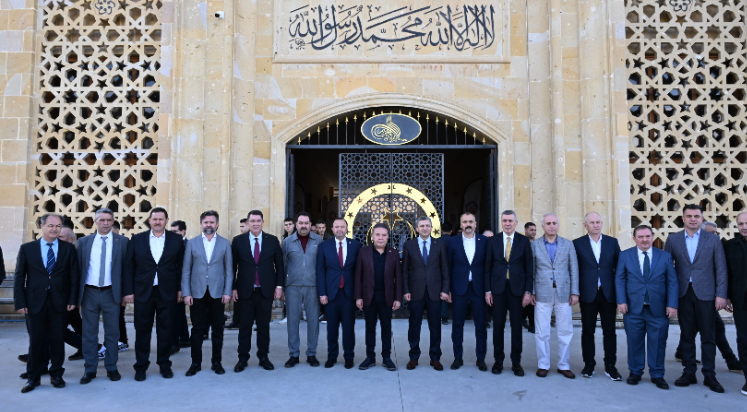Başkan Muhittin Böcek vatandaşlarla bayramlaştı