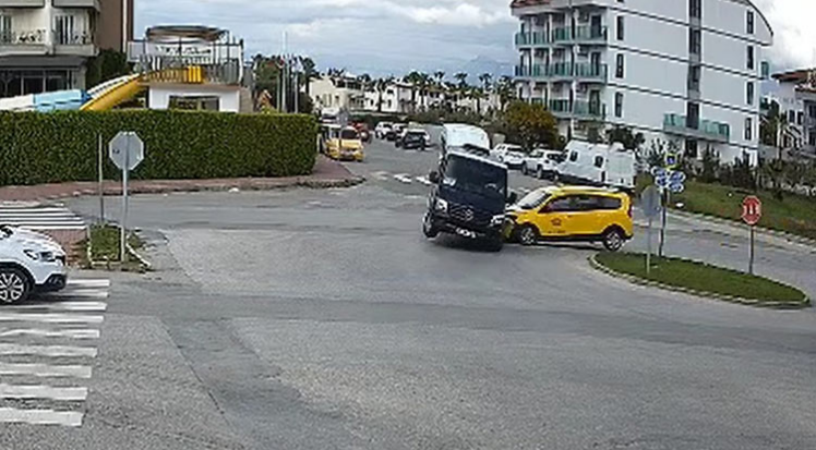 Antalya’daki kazada turistler ölümden döndü