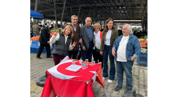 CHP Türk bayrağını ‘masa örtüsü’ yaptı