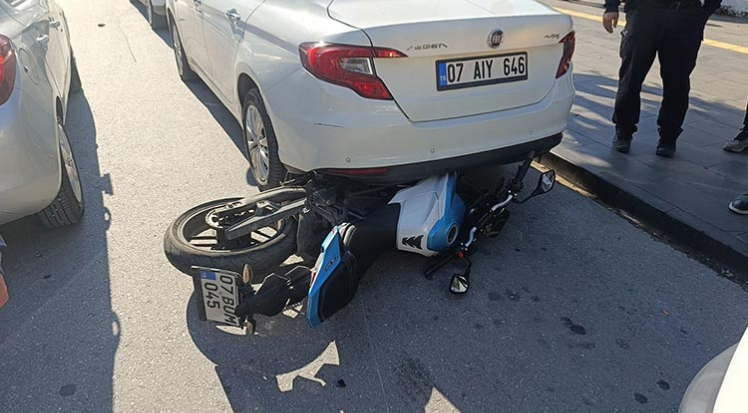 Manavgat'ta motosiklet park halindeki aracın altına girdi