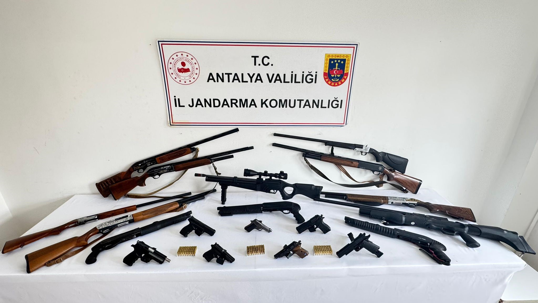 Silah kaçakçılarına eş zamanlı operasyon