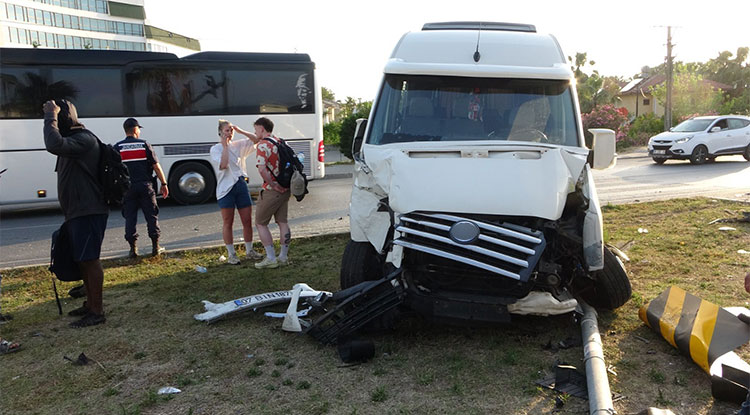 Tur minibüsü ile hafif ticari araç çapıştı: 4 yaralı