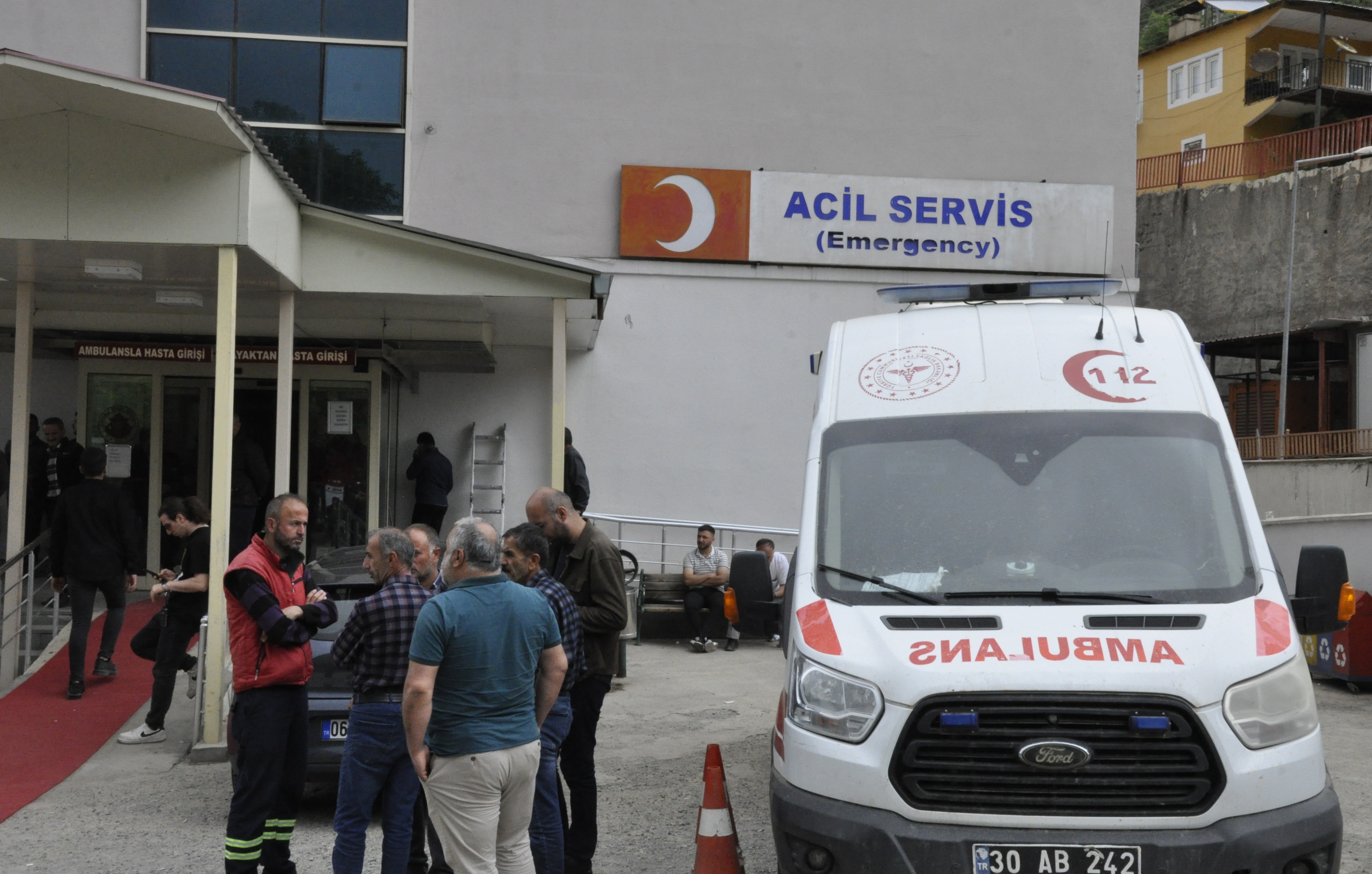 Yamaca çarpan kamyonetin sürücüsü öldü