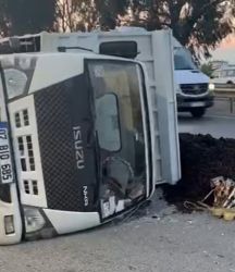 Lastiği patlayan kamyonet devrildi