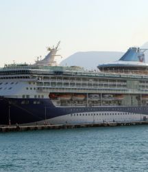 Bahama bayraklı kruvaziyer "Marella Discovery" Alanya Limanı'na demirledi