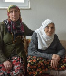 Engelli kadın 50 yıldır evlatlık verildiği halası ile hayatı paylaşıyor