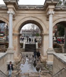 Hadrianus kapısı Antalya'nın simgesi halinde