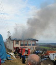 Sinop'ta 2 katlı evin çatısı alevlere teslim oldu