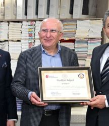 Vali Şahin’den rekortmen olan tuhafiyeciye teşekkür belgesi