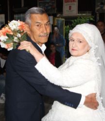 Eşine 45 yıl sonra gelinlik giydirdi