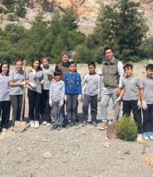 Antalya’da öğrenciler doğa için fidan dikti