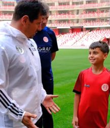 Emre Belözoğlu, görevini minik Atahan’a devretti