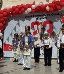Antalya’da ilkokul öğrencilerinden coşkulu 23 Nisan kutlaması
