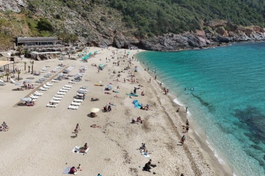 Alanya'da sıcak havayı gören sahile akın etti