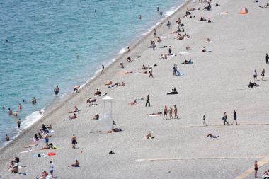 Antalya sahillerinde sıcak hava hareketliliği
