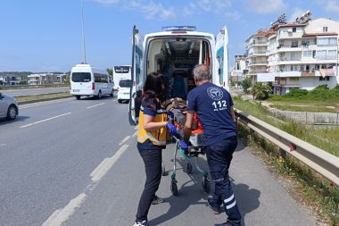 Antalya'da lastiği patlayan motosiklet devrildi