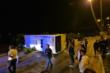 Antalya'da servis minibüsü devrildi: 3 yaralı